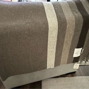 NEW Woolrich Throw Blanket Wool Brown Jacquard Made in Italy Gorgeous Quality